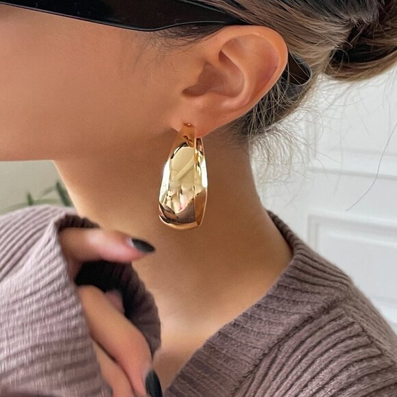 Yellow Gold tone Elegant Women's Minimalist Hoop Earrings - Picture 8 of 8